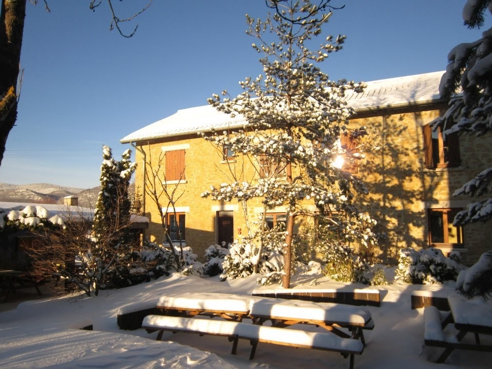 Le centre de vacances Maison de l'aventure sous la neige