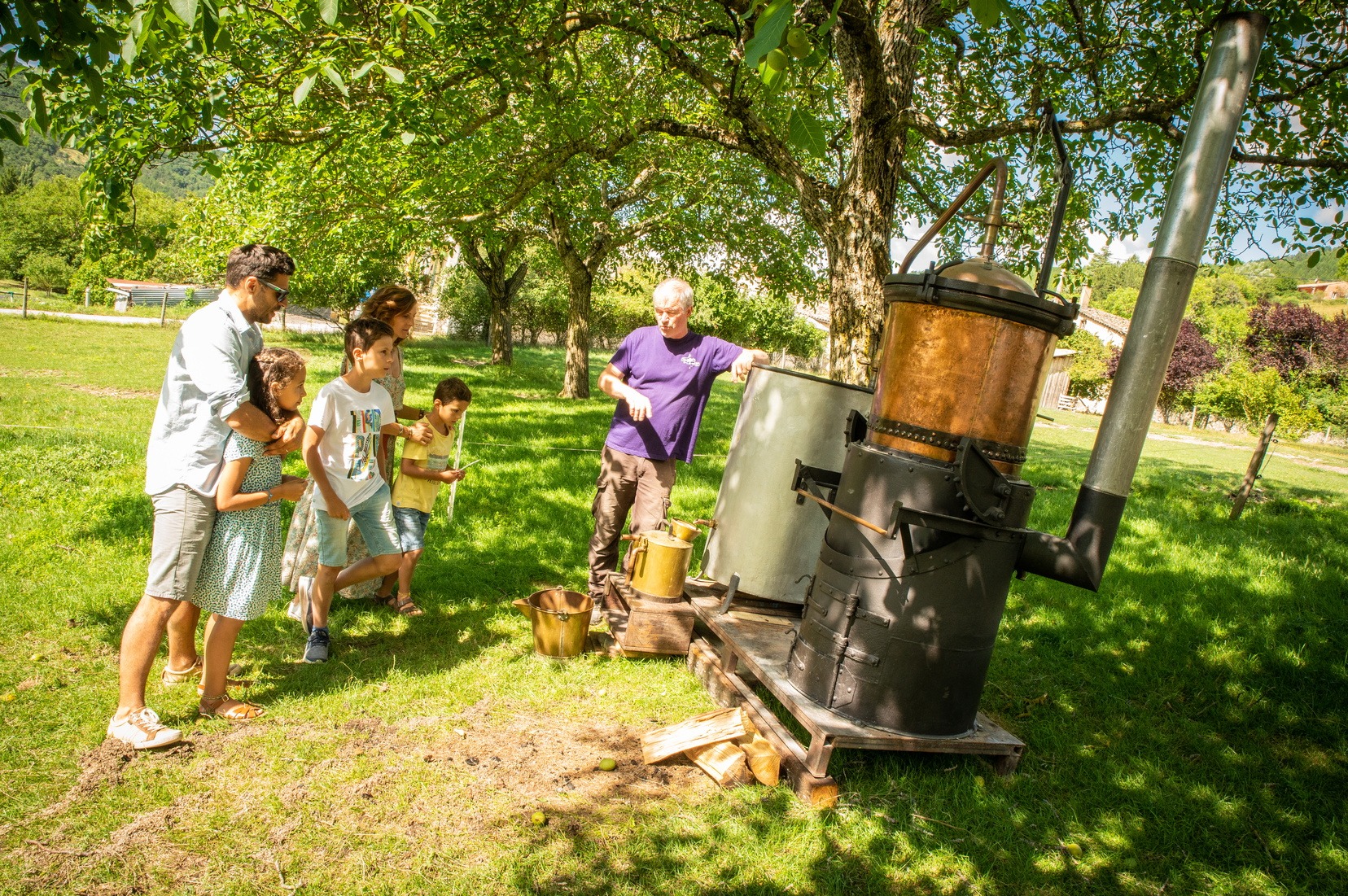 Découverte familiale des anciens alambics