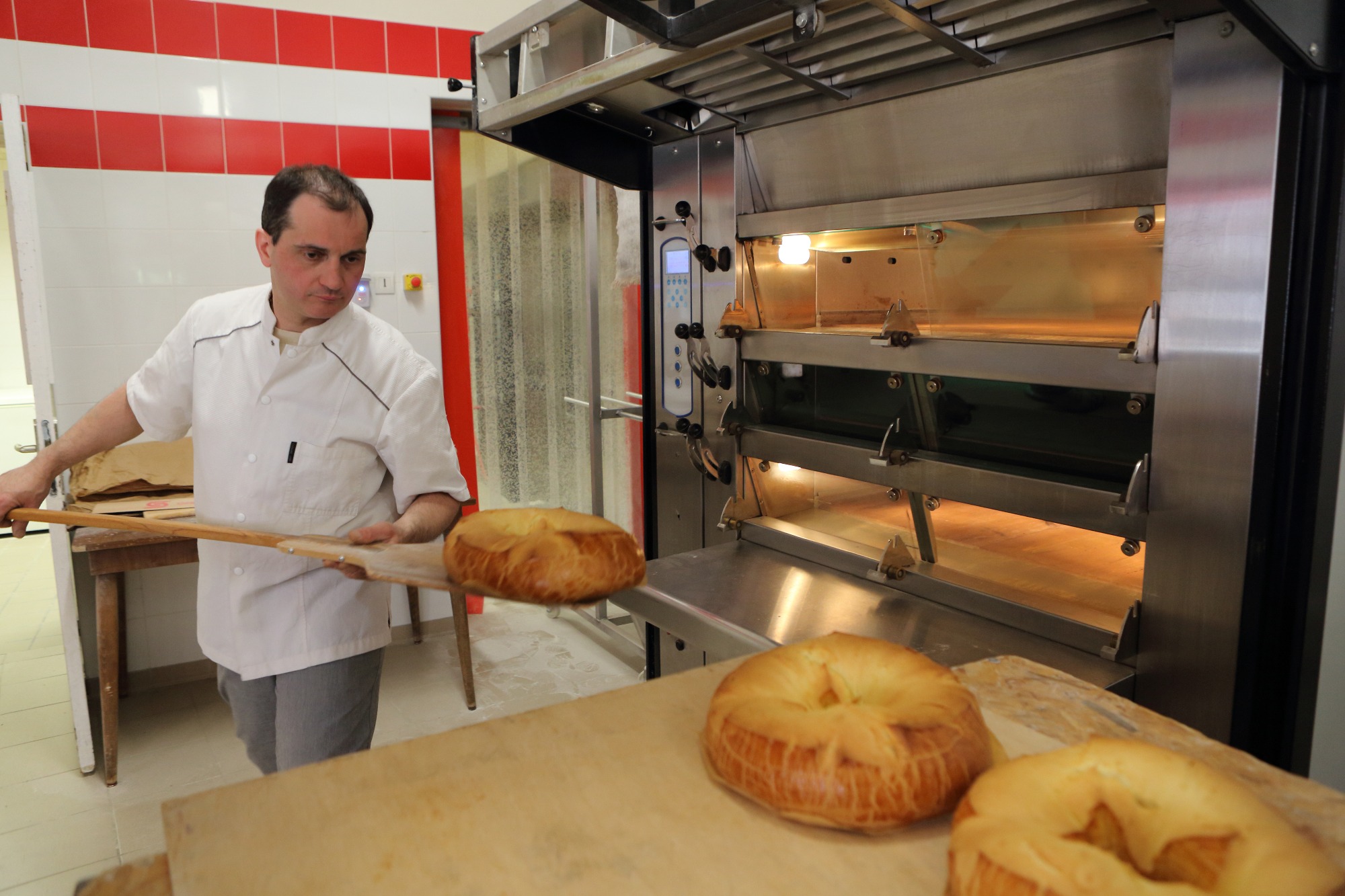 Le boulanger sort les pognes du four