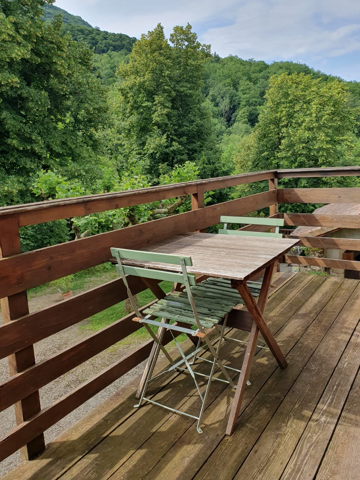 Le petit balcon du gîte du carpat avec vue sur la forêt.