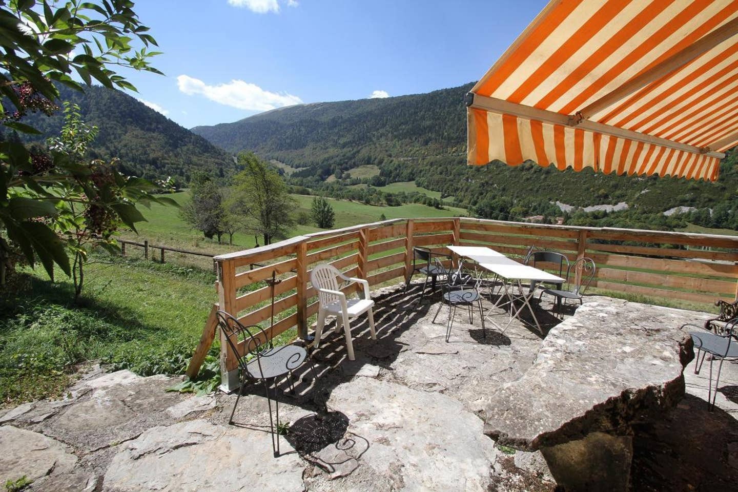 La terrasse du gîte les Liottards exposée sud.