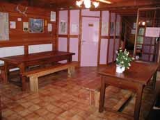 La vaste salle de séjour avec cheminée pour les repas.