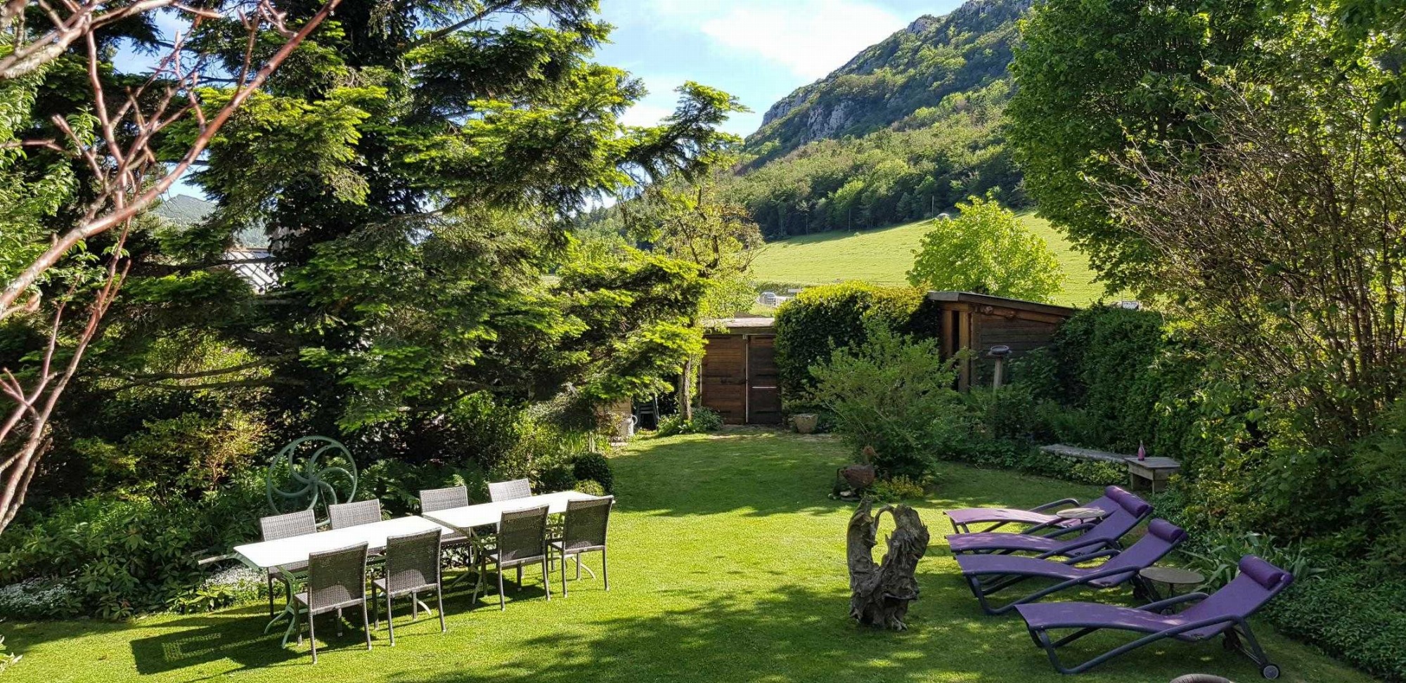 le jardin clos, ombragé et verdoyant.