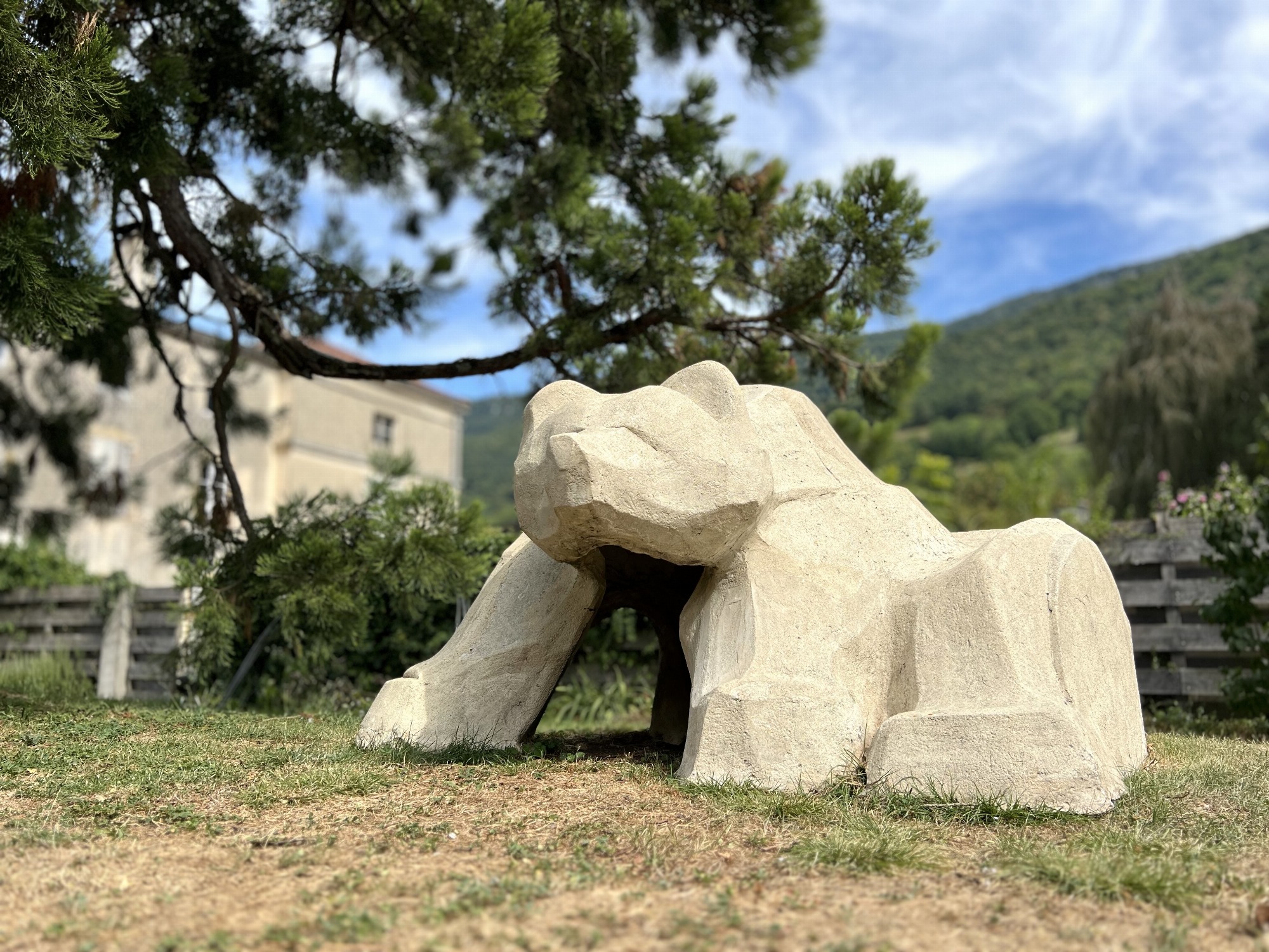 l'Ours du Vercors au pied du Séquoia
