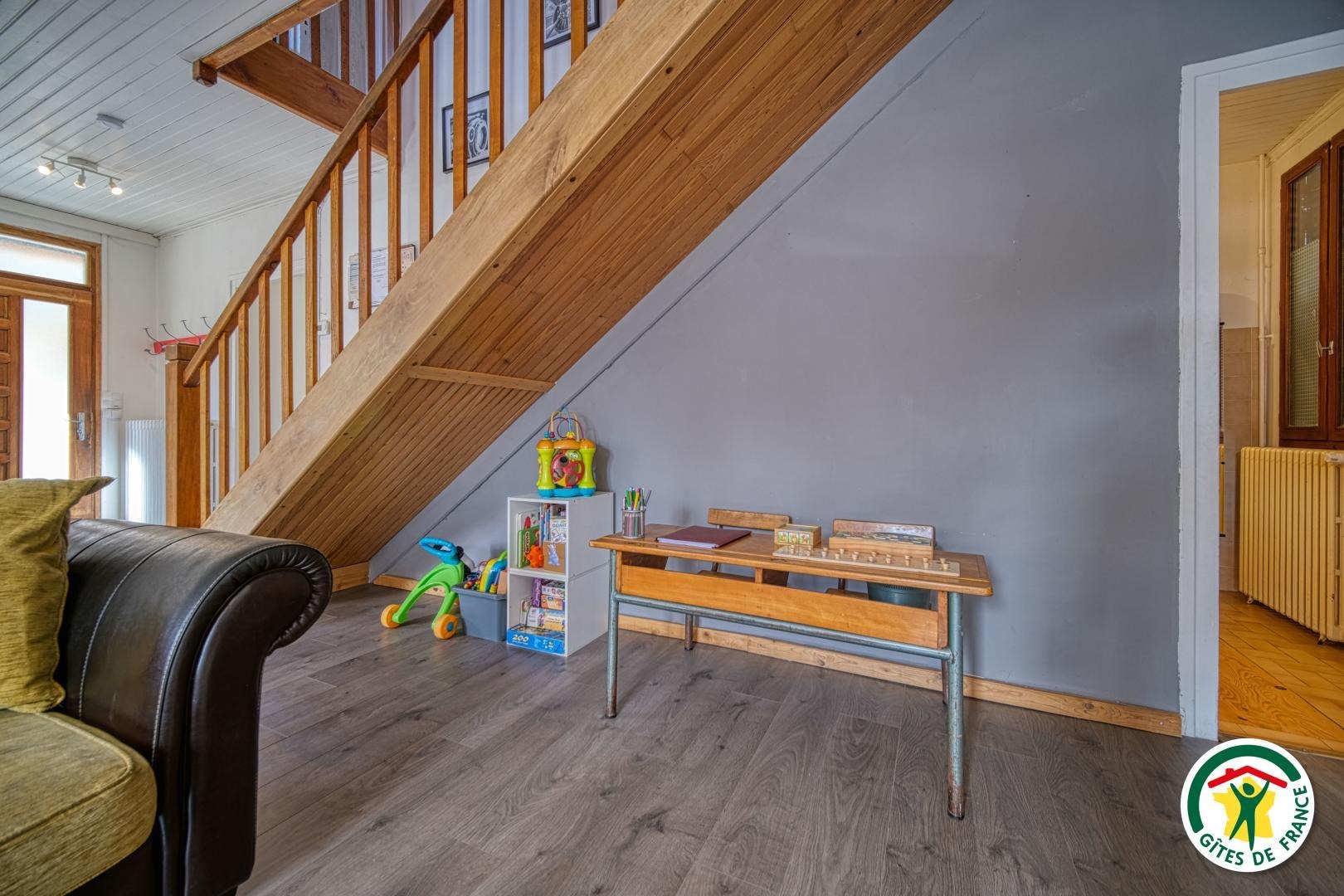 Les jeux pour enfants sous l'escalier