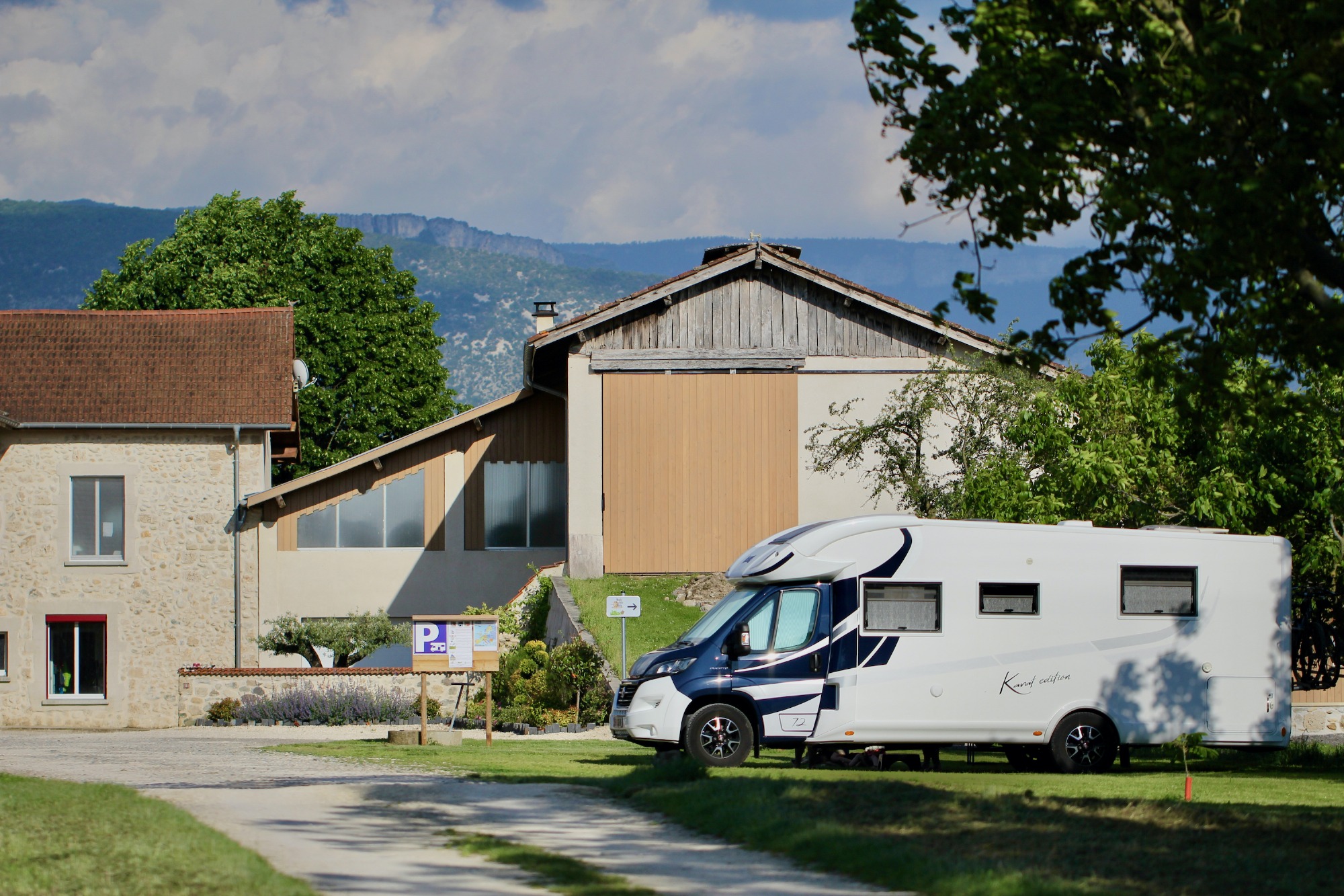 Camping car garé sur l'aire d'accueil sur la ferme La Belle Noix