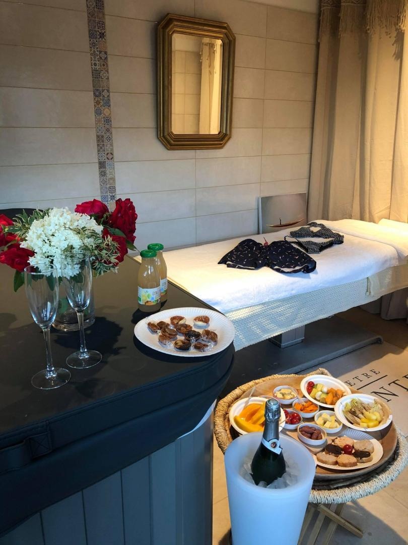 L'espace bien-être (spa, table de massage, vélo elliptique)