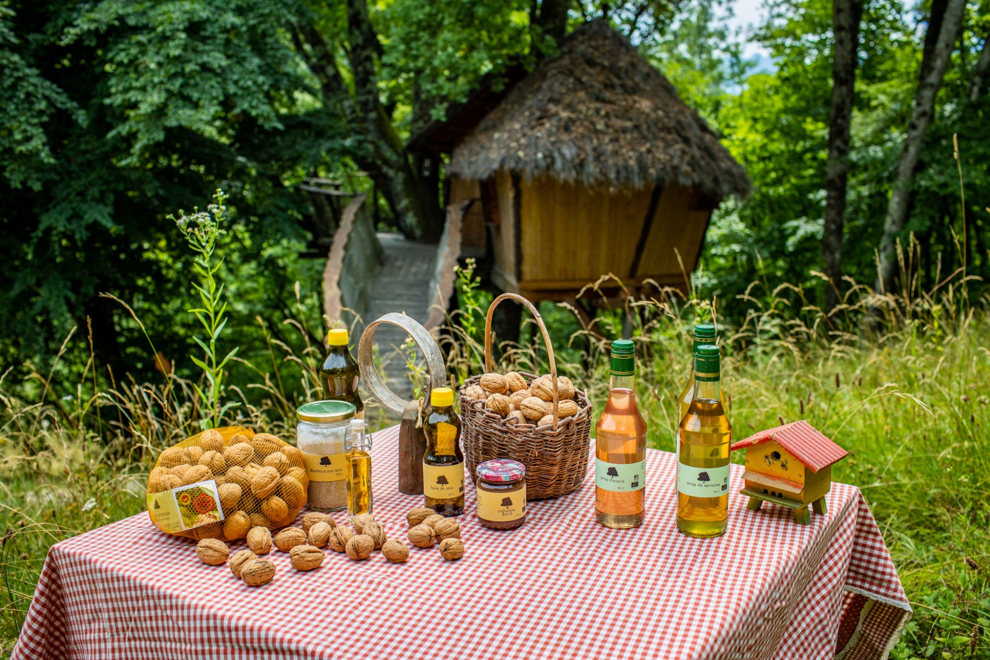 Les cabanes de Carpat proposent toute une gamme de produits cultivés sur place et en agriculture biologique. Produits autour de la noix, safran, plantes aromatiques
