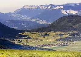 Vue dégagée sur la plaine et les montagnes du Vercors