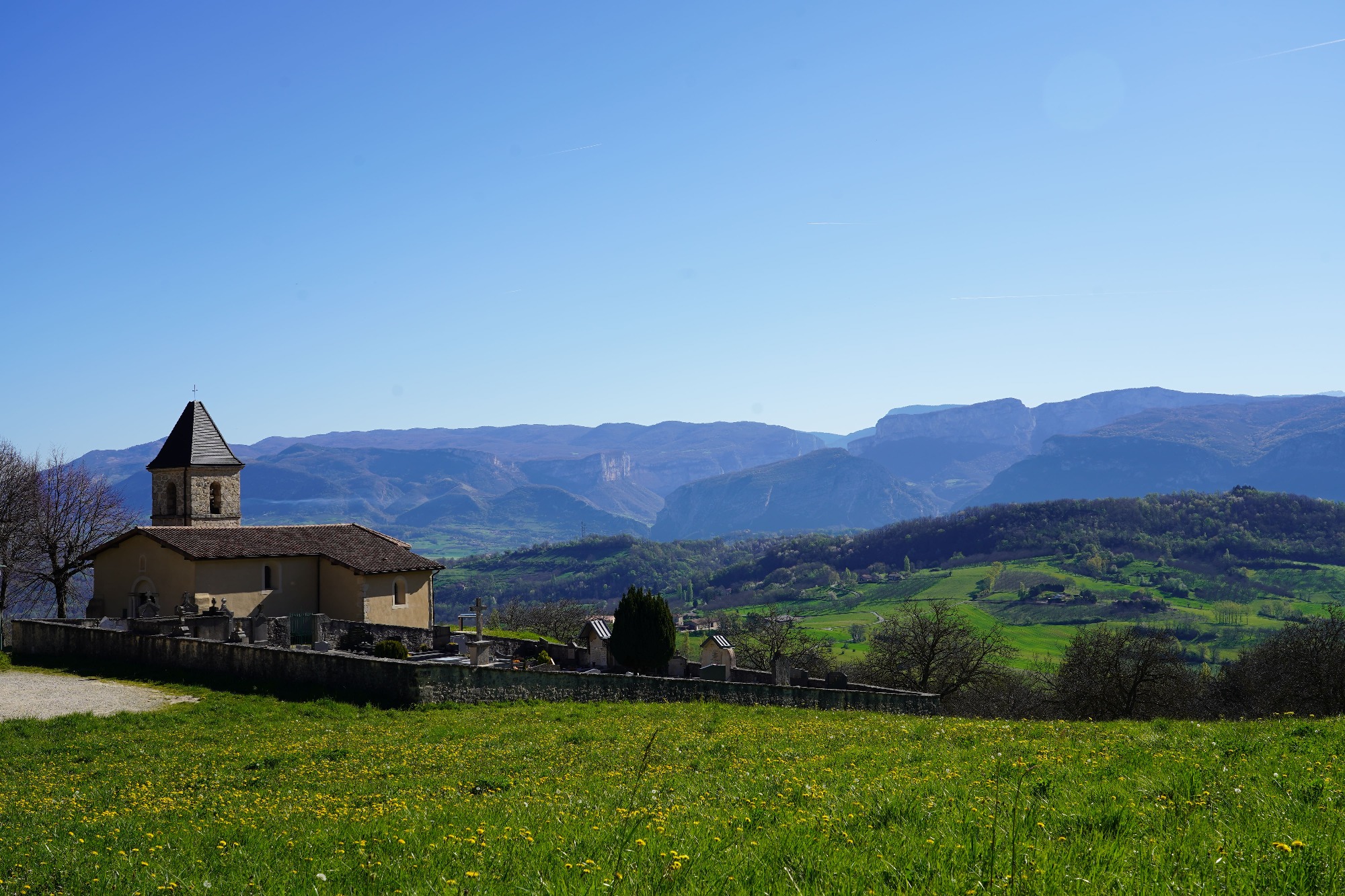 Eglise de Rochechinard et montagne du Royans