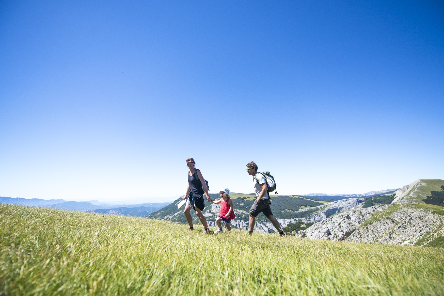 Famille randonnant sur la montagne de beure