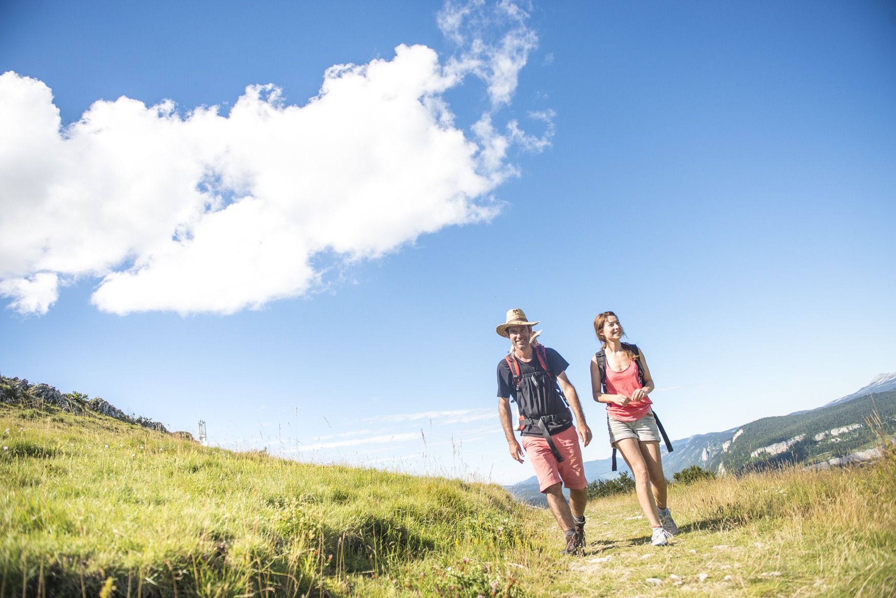 Couple sur un chemin de la montagne de beure
