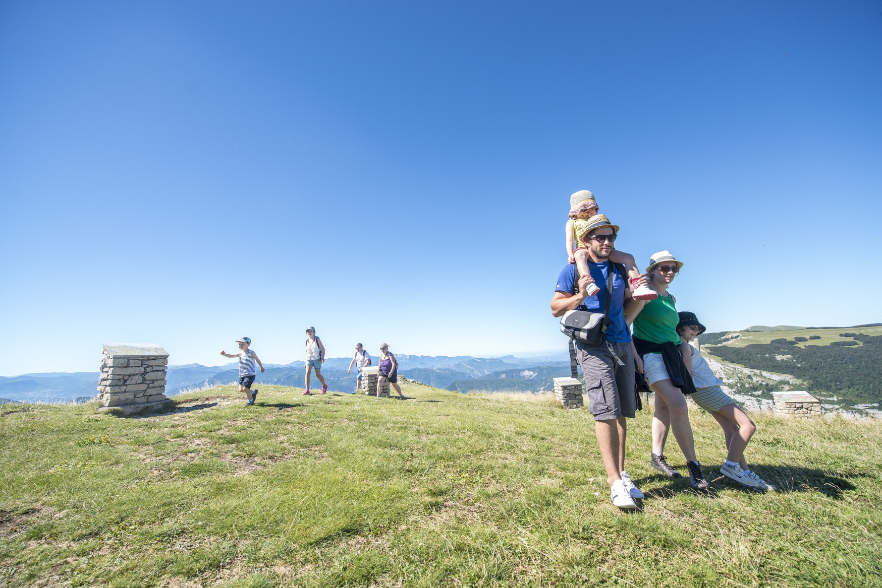 Point de vue sur les montagnes du Vercors et des tables d'orientation