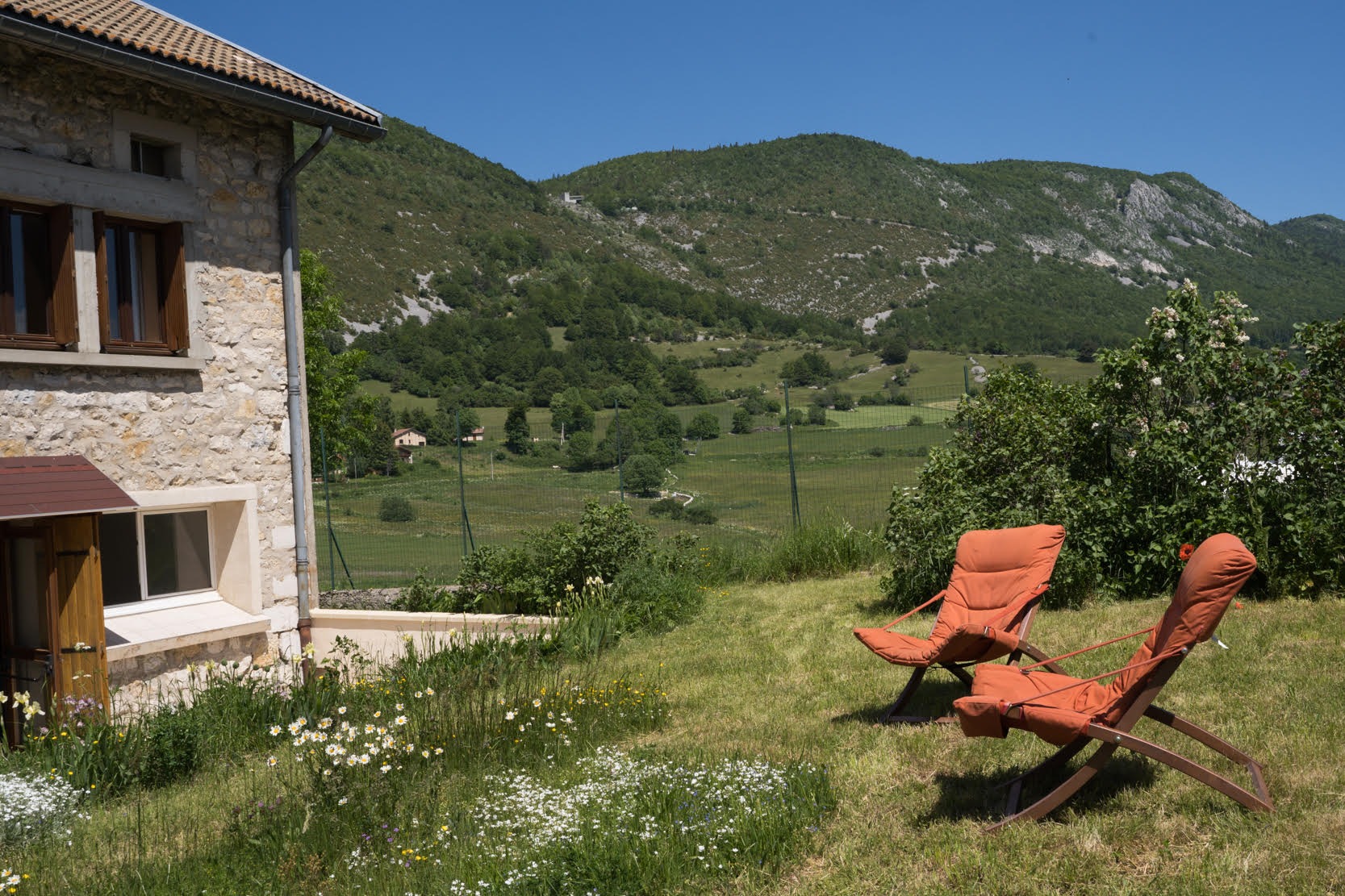 Le jardin du gîte bien entretenu avec bains de soleil.
