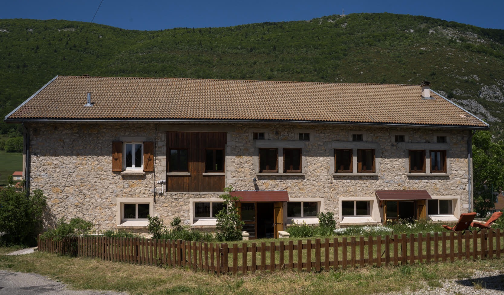 La façade Est avec le gîte et le café librairie en bas à droite.