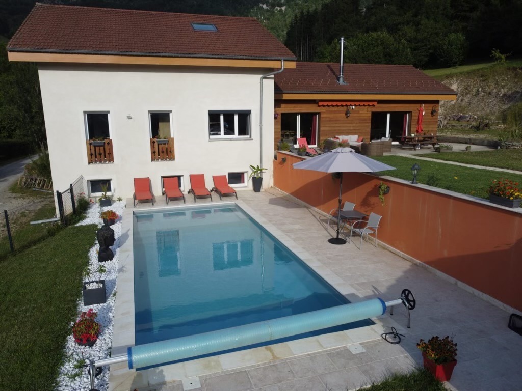 L'espace extéieur de la chambre de Jaxel à Saint Martin en Vercors avec sa piscine