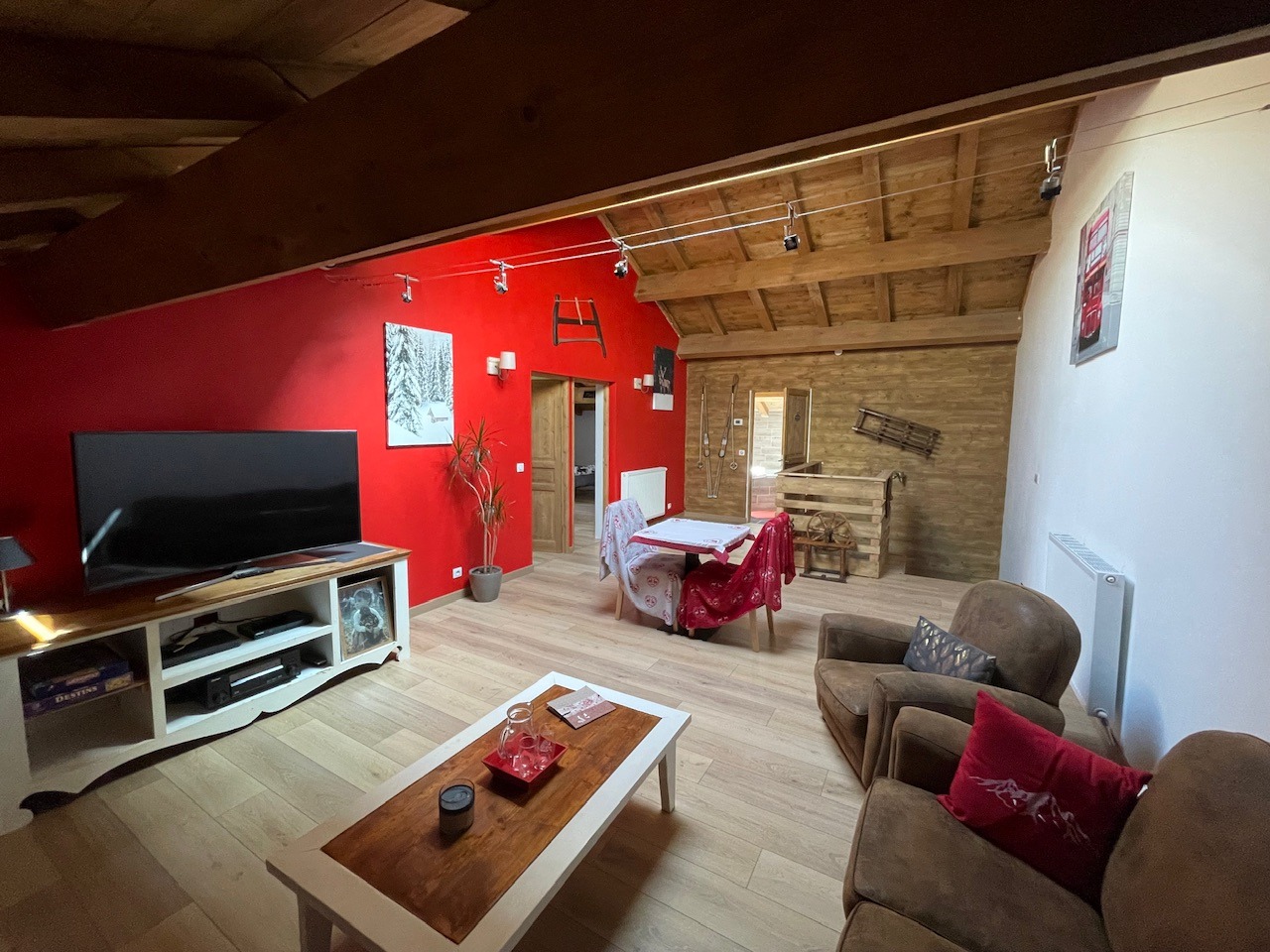 La chambre de Jaxel à Saint Martin en Vercors avec son grand espace détente privé