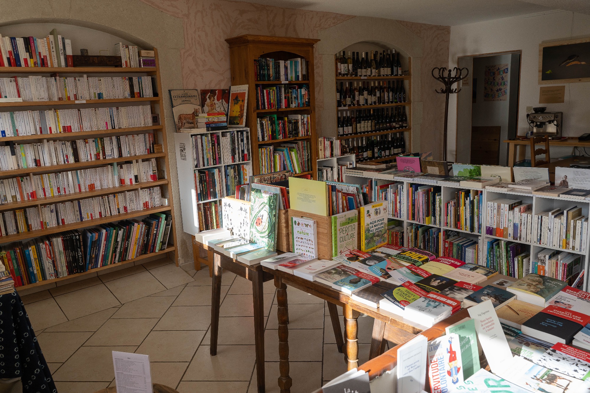 Rayonnages variés couvrant de multiples thématiques