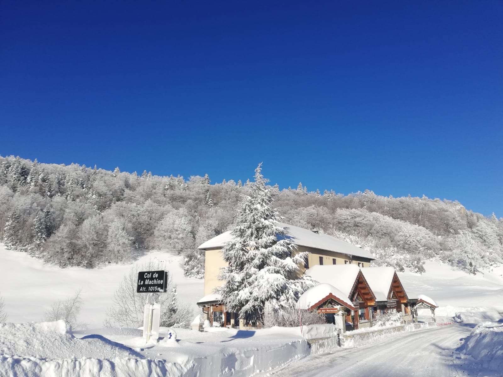 Hostel Quartier Libre sous la neige et un grand ciel bleu