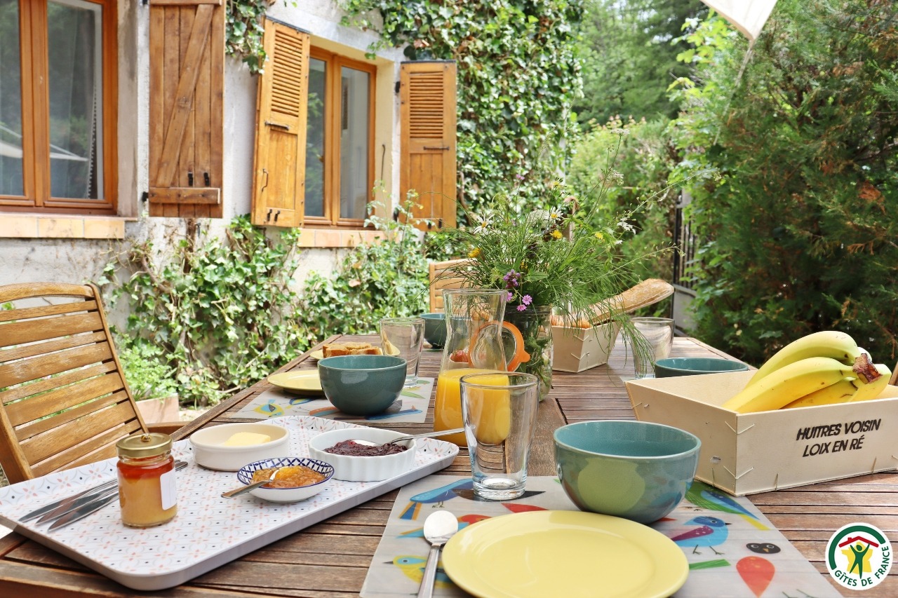 Table pour vos repas sur la terrasse privative