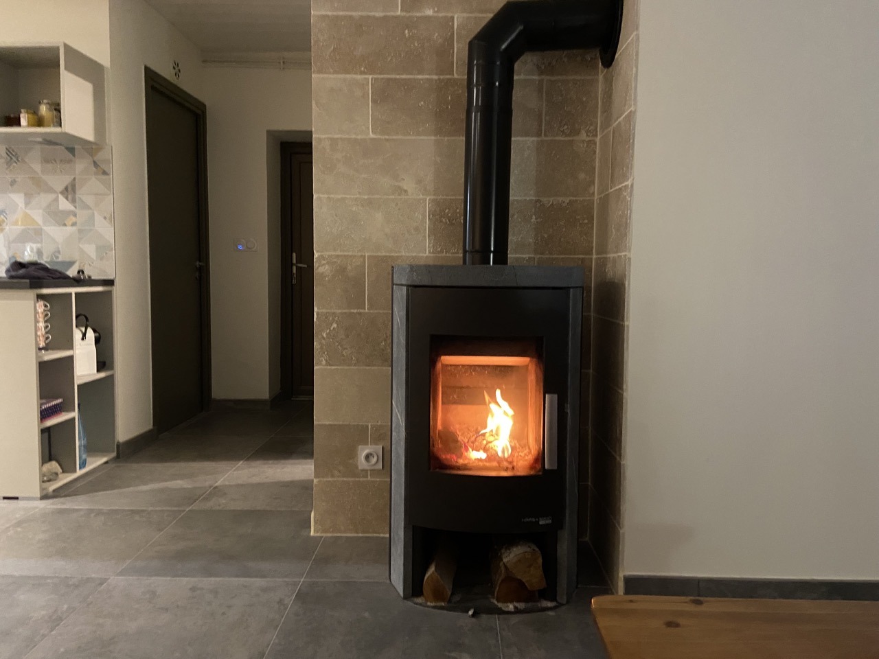 Le poêle à bois qui vous permettra de profiter de la chaleur de la flamme.