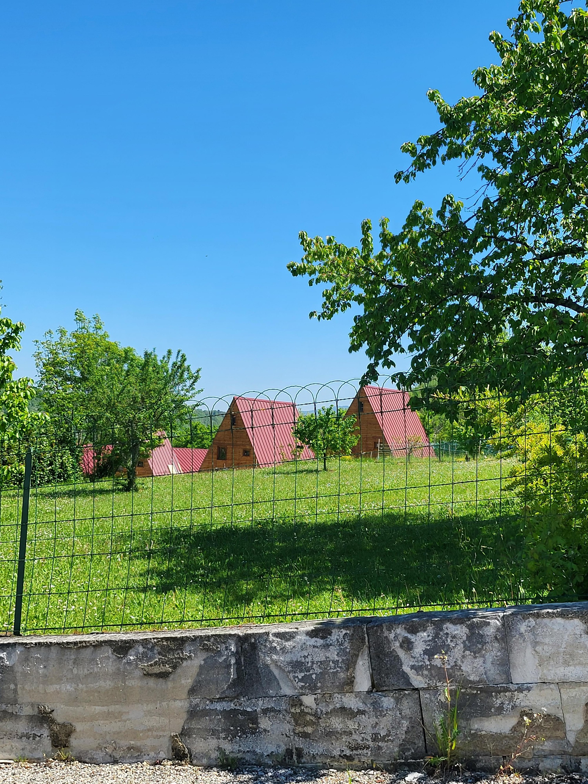 Vue des prés des chalets du Bonheur du Royans