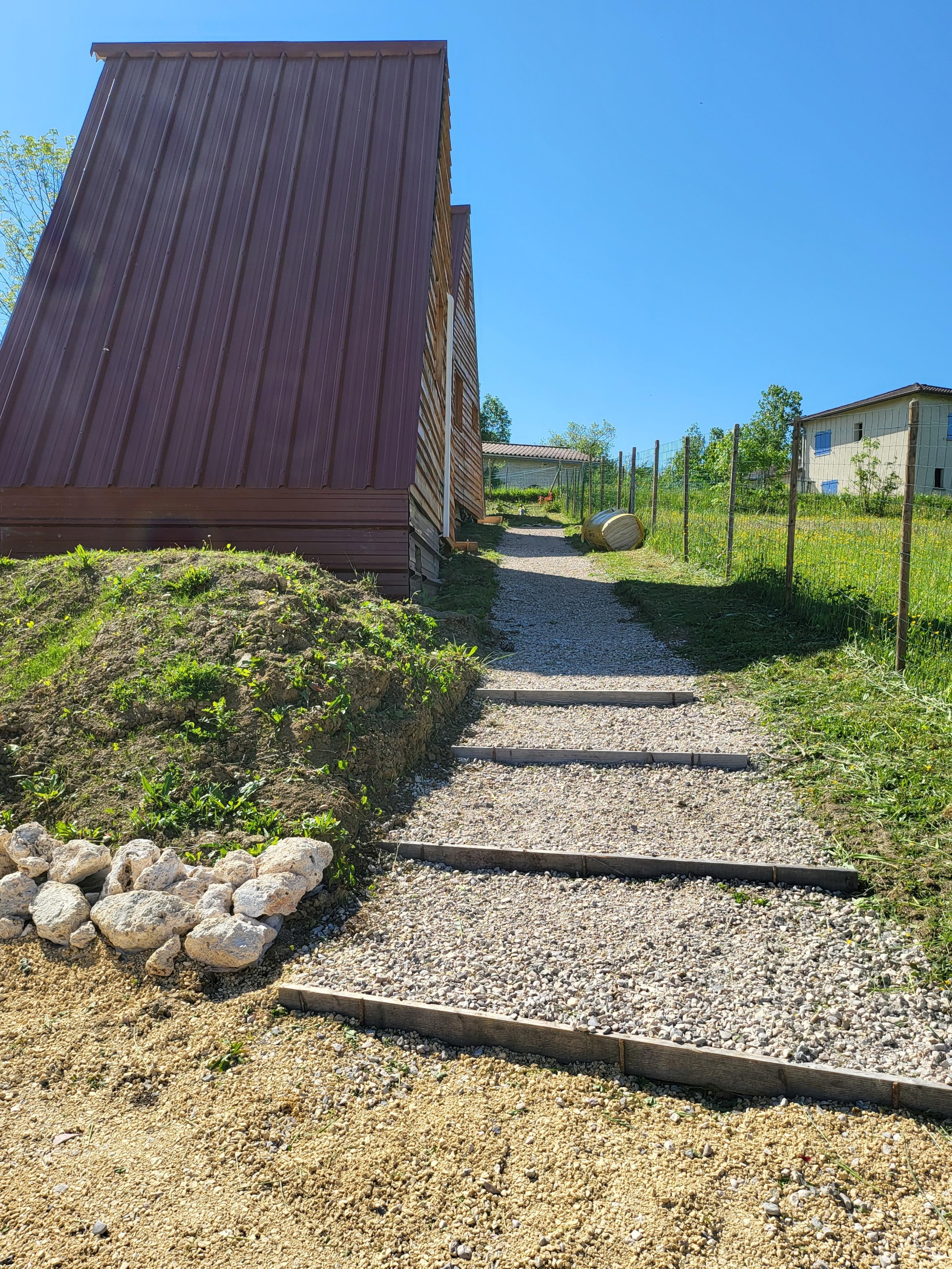 L'accès extérieur soigné et verdoyant des chalets du Bonheur du Royans
