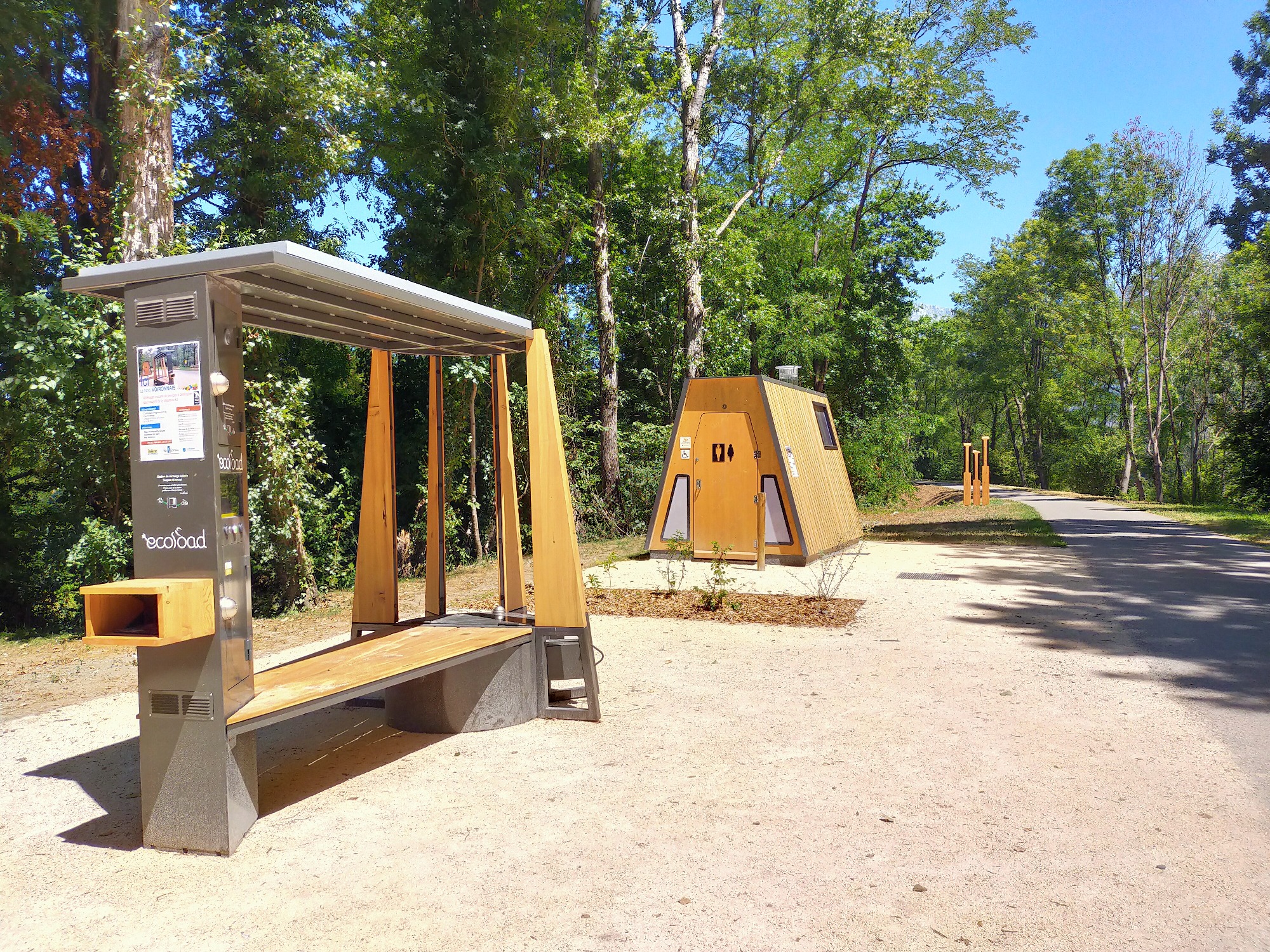 Borne de recharge VAE et wc publics sur l'aire de repos du Pays Voironnais
