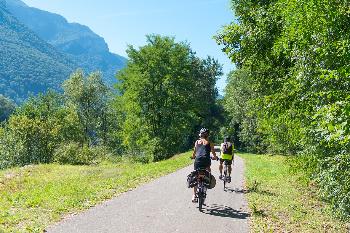 Couple de cyclotouristes sur la Belle Via