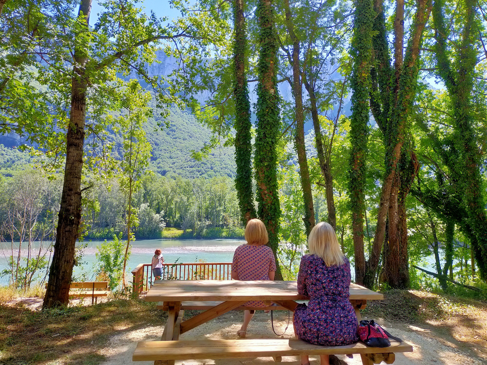 Table de pique-nique  sur l'aire de repos du Pays Voironnais