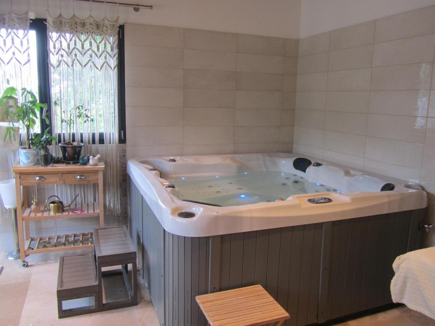 L'espace bien-être : spa, table de massage, vélo elliptique