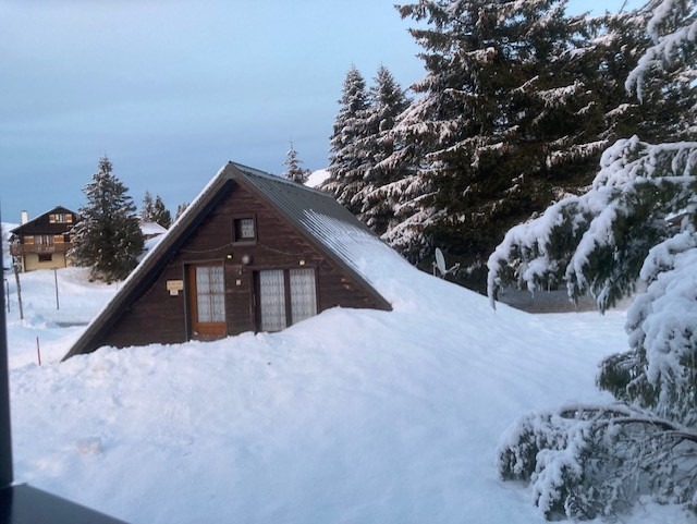 Le petit chalet sous la neige