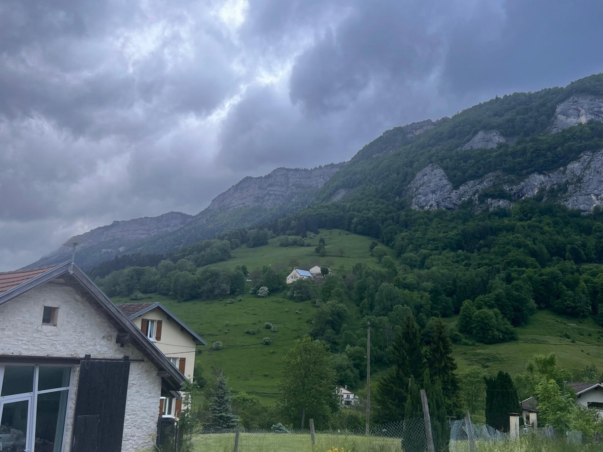 Un écrin de verdure et de montagnes