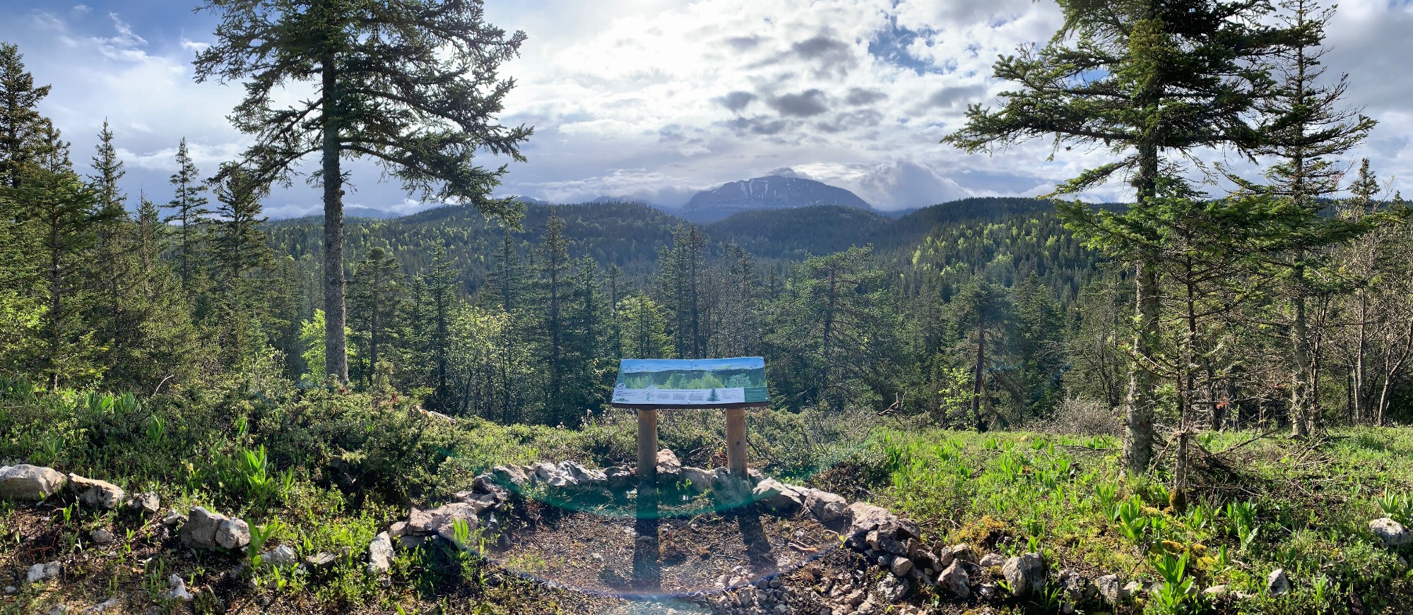 Vue sur les hauts plateaux et table d'orientation