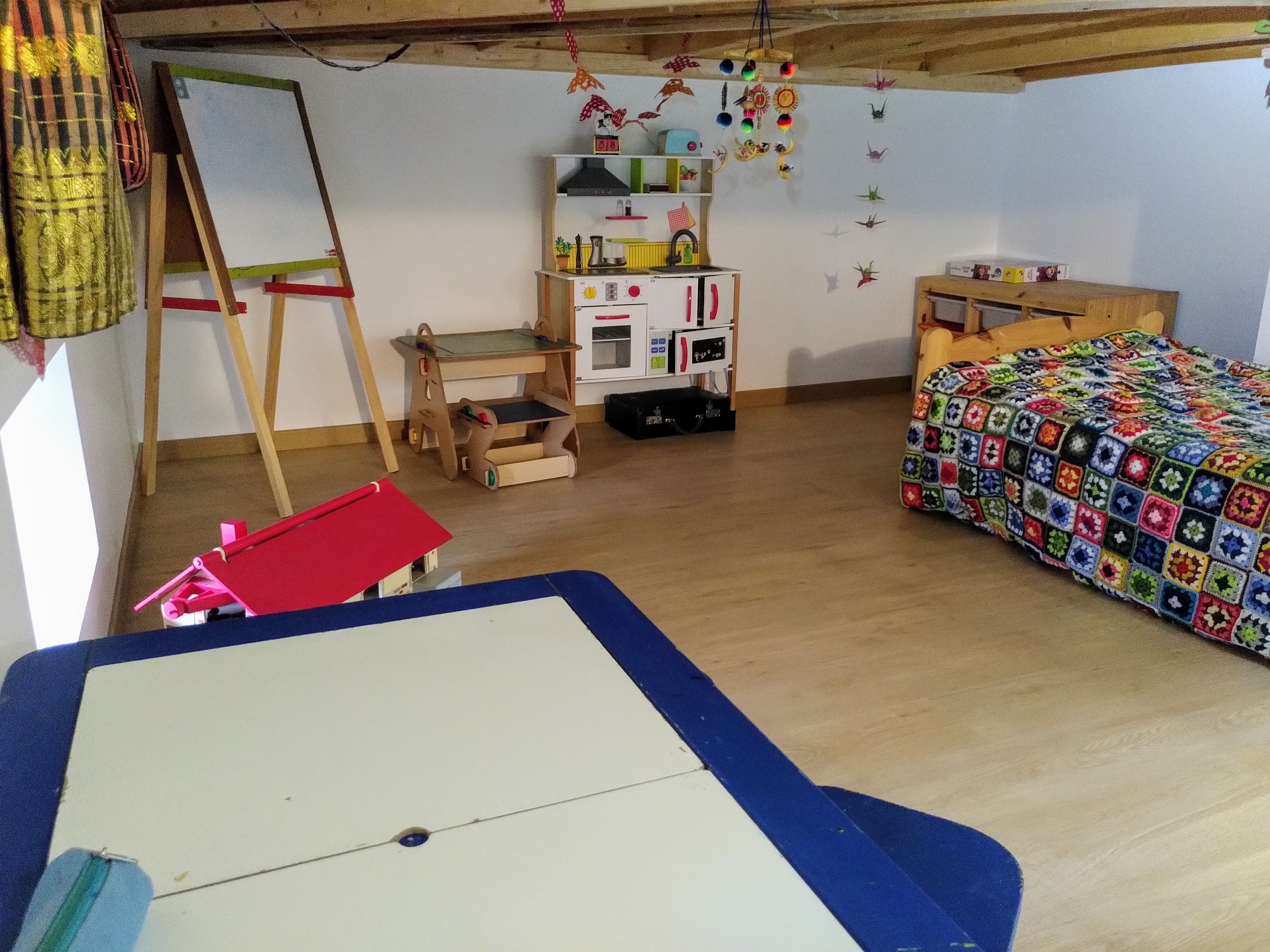 Coin jeux, sous les poutres