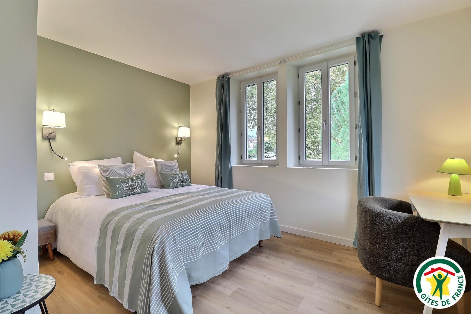 Chambre ISIS : un lit double (1x160) et un canapé convertible (1x140), salle d'eau privative et wc