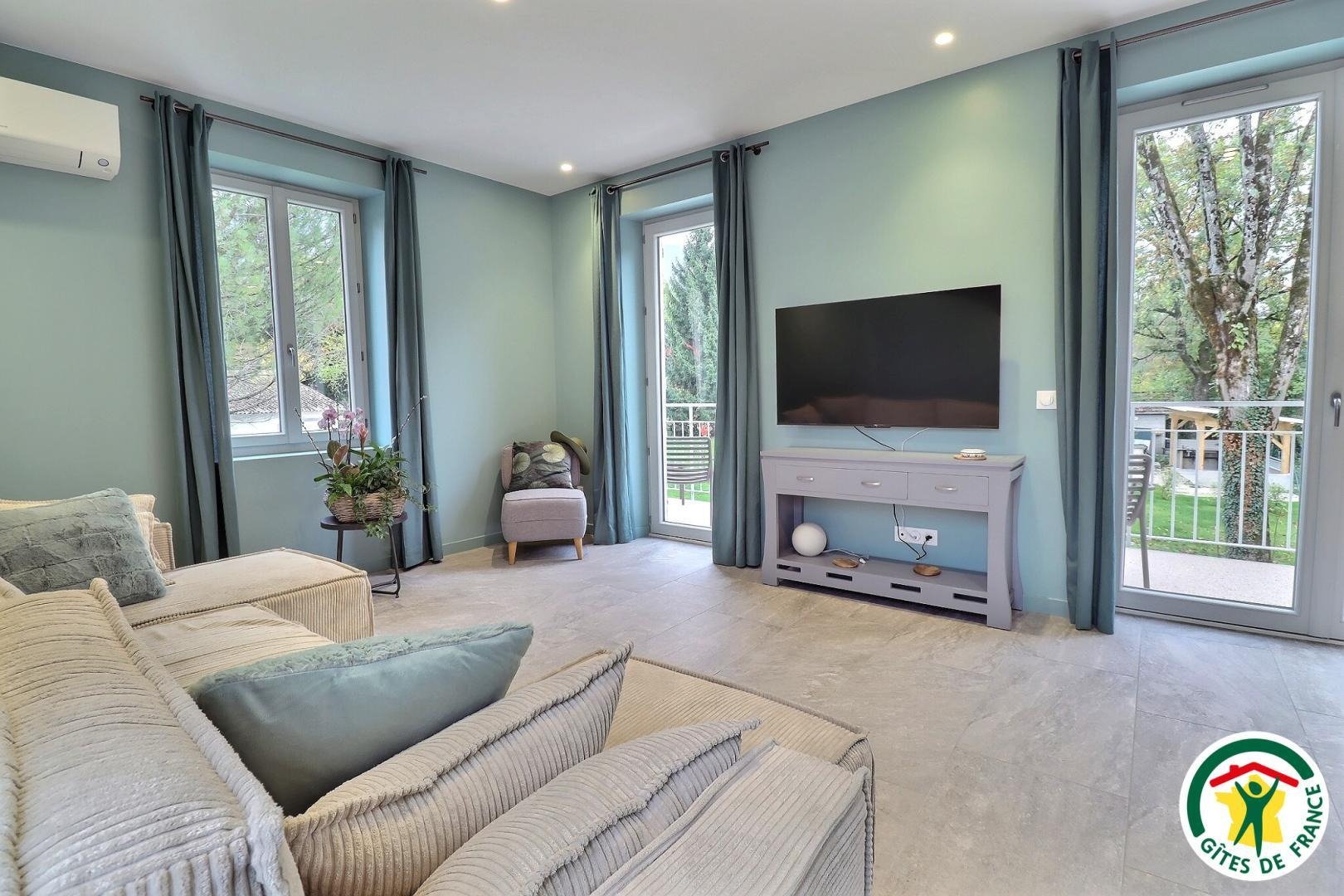 Salon TV, accès balcon