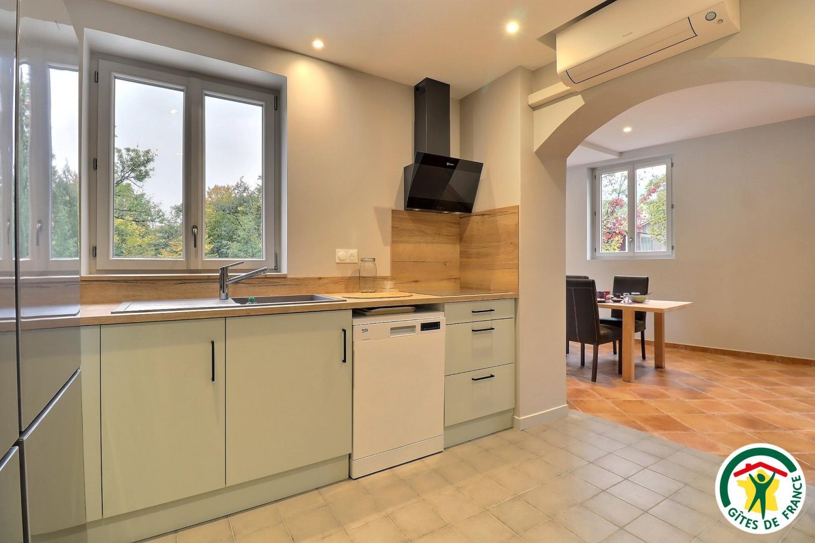 Cuisine équipée ouverte sur la salle à manger