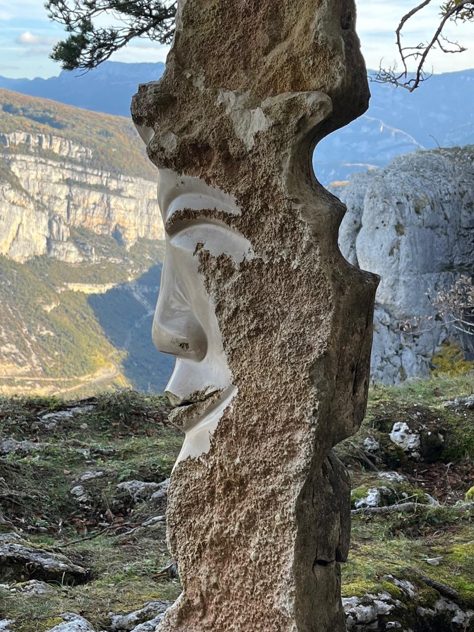 La statue du Bienveilleur de Bournillon devant les gorges de la Bourne