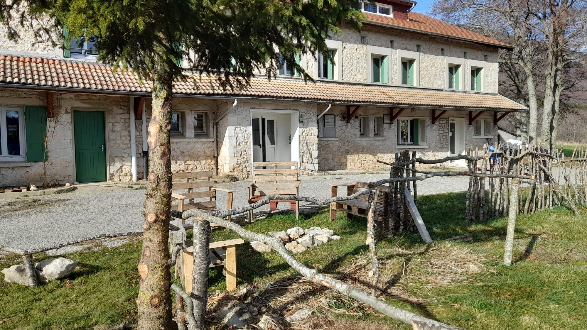 Les abords du centre de Vacances avec le coin détente pour profiter de l'extérieur.