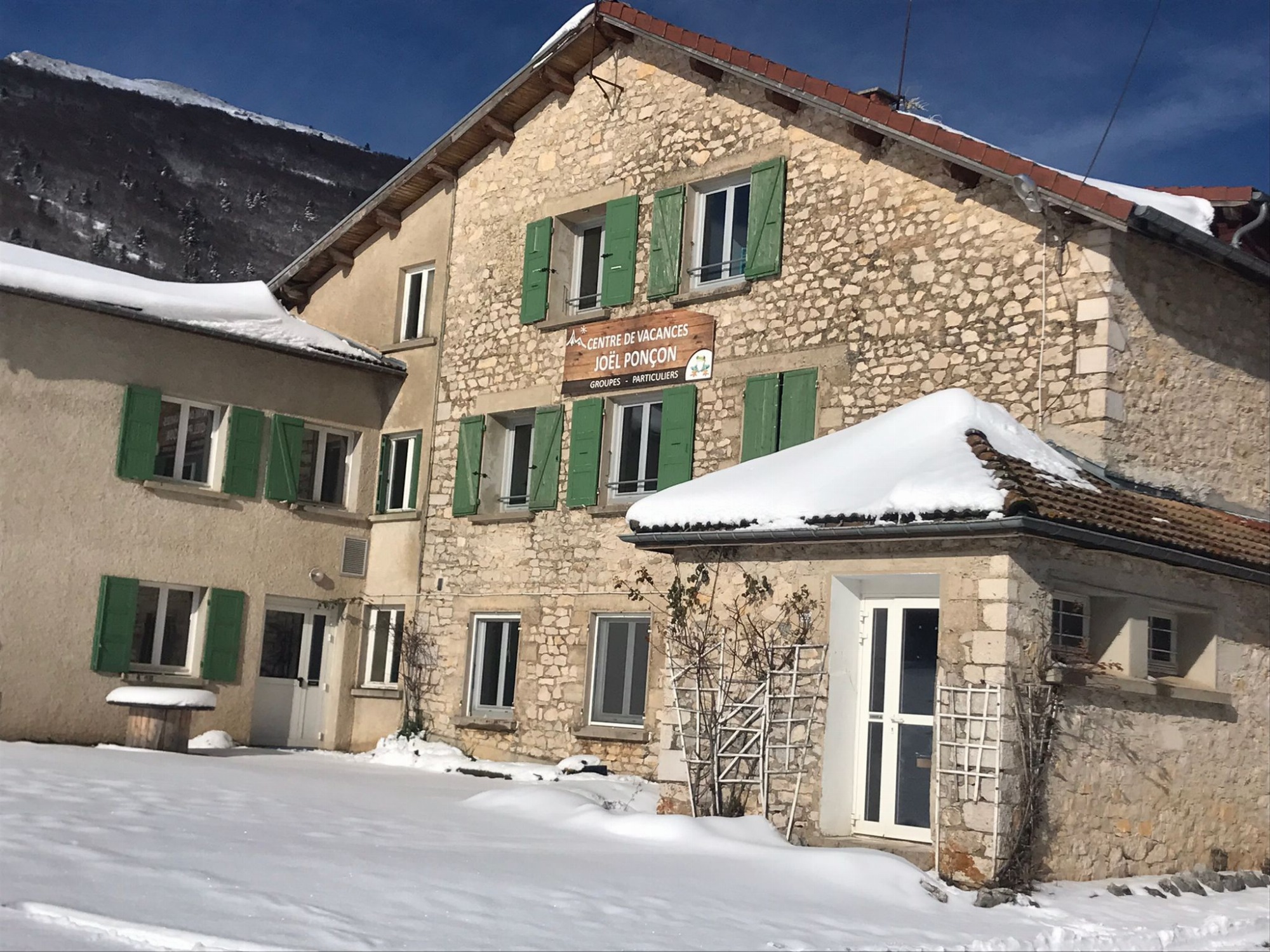 Les abords du Centre entourés de neige.