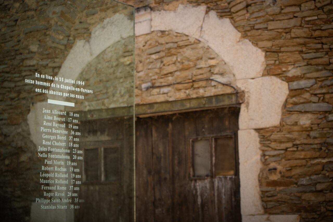 cour-des-fusilles-office-de-tourisme-vercors-drome-resistance-la-chapelle-focus-outdoor